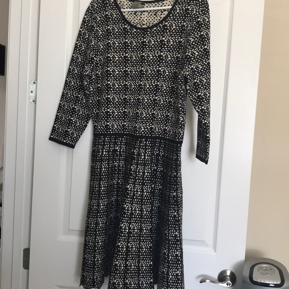 Beautiful dress with thick and warm material - Picture 1 of 3